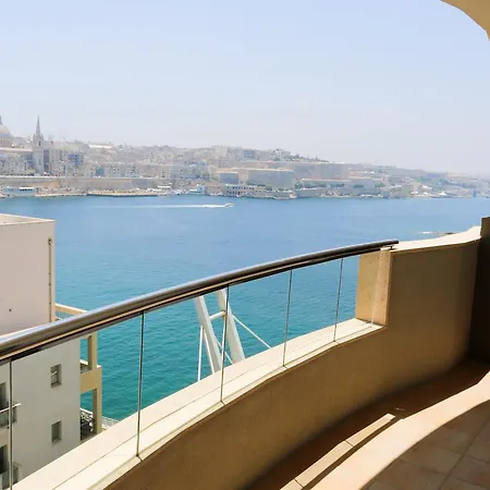The Seafront Tower Suites Hotel *