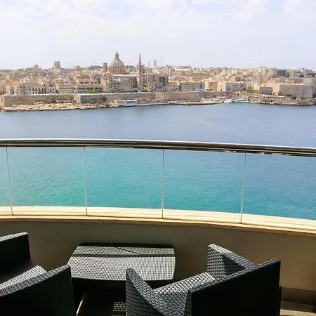 The Seafront Tower Suites Hotel *